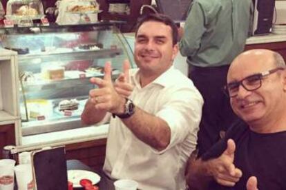 Flávio Bolsonaro (a la izquierda) y Fabrício Queiroz.