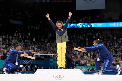 Simone Biles y Jordan Chiles, a ambos lados, saludan con una reverencia a Rebeca Andrade, medallista de oro en la prueba de suelo de gimnasia, el día 5 de agosto.
