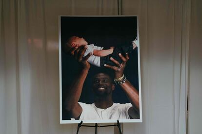 Una fotografía de Tyre Nichols sosteniendo a su hijo, en la iglesia donde se llevó a cabo el funeral del motorista afroamericano.