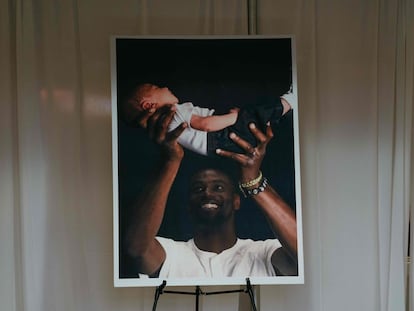 Una fotografía de Tyre Nichols sosteniendo a su hijo, en la iglesia donde se llevó a cabo el funeral del motorista afroamericano.