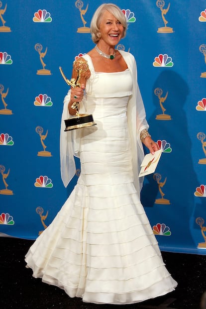 Quién: Helen Mirren
Cuándo: 2006
Qué: Impoluta, de blanco, recogía el Emmy por su papel en Elizabeth I. La británica tiene cuatro estatuillas en la estantería.