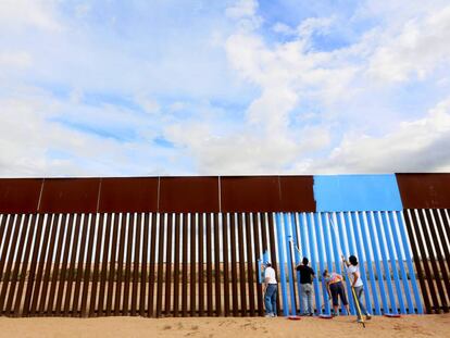 Voluntarios de Erasing the Border pintan la barrera entre EE&nbsp;UU y M&eacute;xico para hacerla &#039;invisible&#039;.