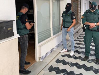 Agentes de la Guardia Civil de Ocon Sur registran una de las sedes que la organización del 'narcobanco' tenía en Algeciras (Cádiz).