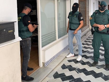 Agentes de la Guardia Civil de Ocon Sur registran una de las sedes que la organización del 'narcobanco' tenía en Algeciras (Cádiz).