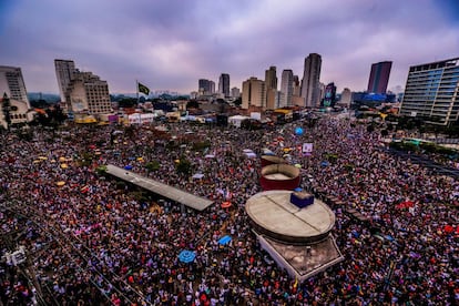 São Paulo, Brasil, 29 de setembro de 2018. Concentração do maior ato feminista da história do Brasil, o "Ele Não", contra o então candidato à presidência da República pelo PSL, Jair Bolsonaro, no Largo da Batata, em São Paulo. @gabriela.bilo