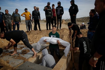 Funeral por los miembros de la familia Siam, este miércoles, muertos tras los ataques aéreos israelíes sobre Jan Yunis. 