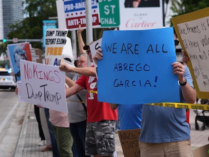 Personas protestan en Miami, Florida, el 19 de abril de 2025.