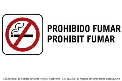 Este ejemplo de cartel establece claramente, en ambos idiomas, la prohibición de fumar.