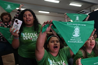 Mujeres se reúnen en El Salvador para ver la transmisión en vivo de la audiencia del caso Beatriz y otras Vs. El Salvador, el 22 de marzo.