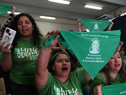 Mujeres se reúnen en El Salvador para ver la transmisión en vivo de la audiencia del caso Beatriz y otras Vs. El Salvador, el 22 de marzo.