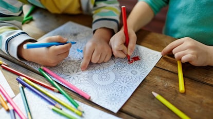 Una gran opción para que los niños y niñas aprendan a agarrar bien los lápices de colores y se diviertan. GETTY IMAGES.