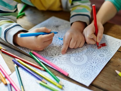 Una gran opción para que los niños y niñas aprendan a agarrar bien los lápices de colores y se diviertan. GETTY IMAGES.