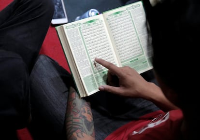 Los musulmanes representan casi el 90 por ciento de los 250 millones de Indonesia y la gran mayoría de ellos practica una forma moderada de Islam. En la imagen, un miembro de la comunidad lee el Corán tras un concierto, en Bandung.
