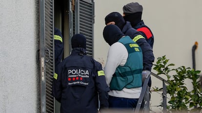 Agentes de los Mossos d'Esquadra y la Guardia Civil participan en el operativo policial en Sant Pere de Ribes (Barcelona), este martes.