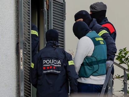 Agentes de los Mossos d'Esquadra y la Guardia Civil participan en el operativo policial en Sant Pere de Ribes (Barcelona), este martes.