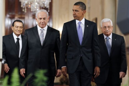 Barack Obama junto a Hosni Mubarak, Benjamin Netanyahu y Mahmud Abbas (a la derecha) ayer en Washington.