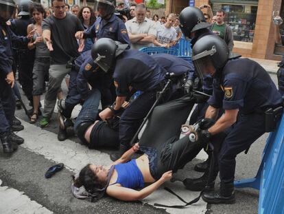 Agentes de la policía arrastran a activistas en la inmediaciones de la casa.