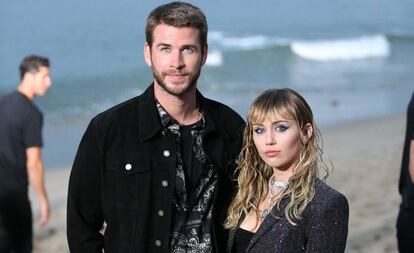 La cantante Miley Cyrus y el actor Liam Hemsworth, en California, el pasado junio.