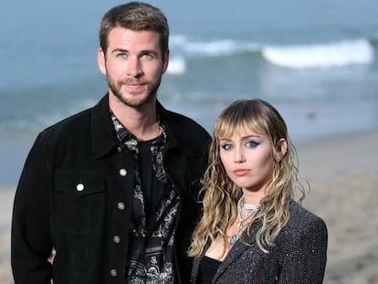 La cantante Miley Cyrus y el actor Liam Hemsworth, en California, el pasado junio.