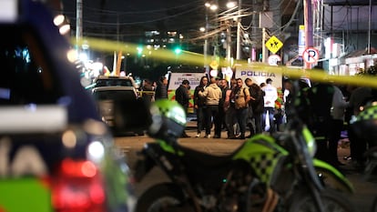 Integrantes de la Policía custodian la zona donde fue herido el senador colombiano Miguel Uribe Turbay.