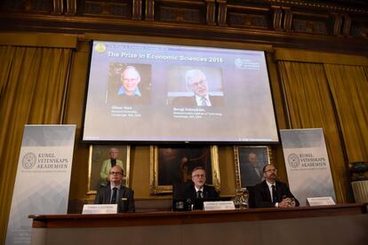 El Comitè per al Nobel d'Economia amb una imatge dels premiats.