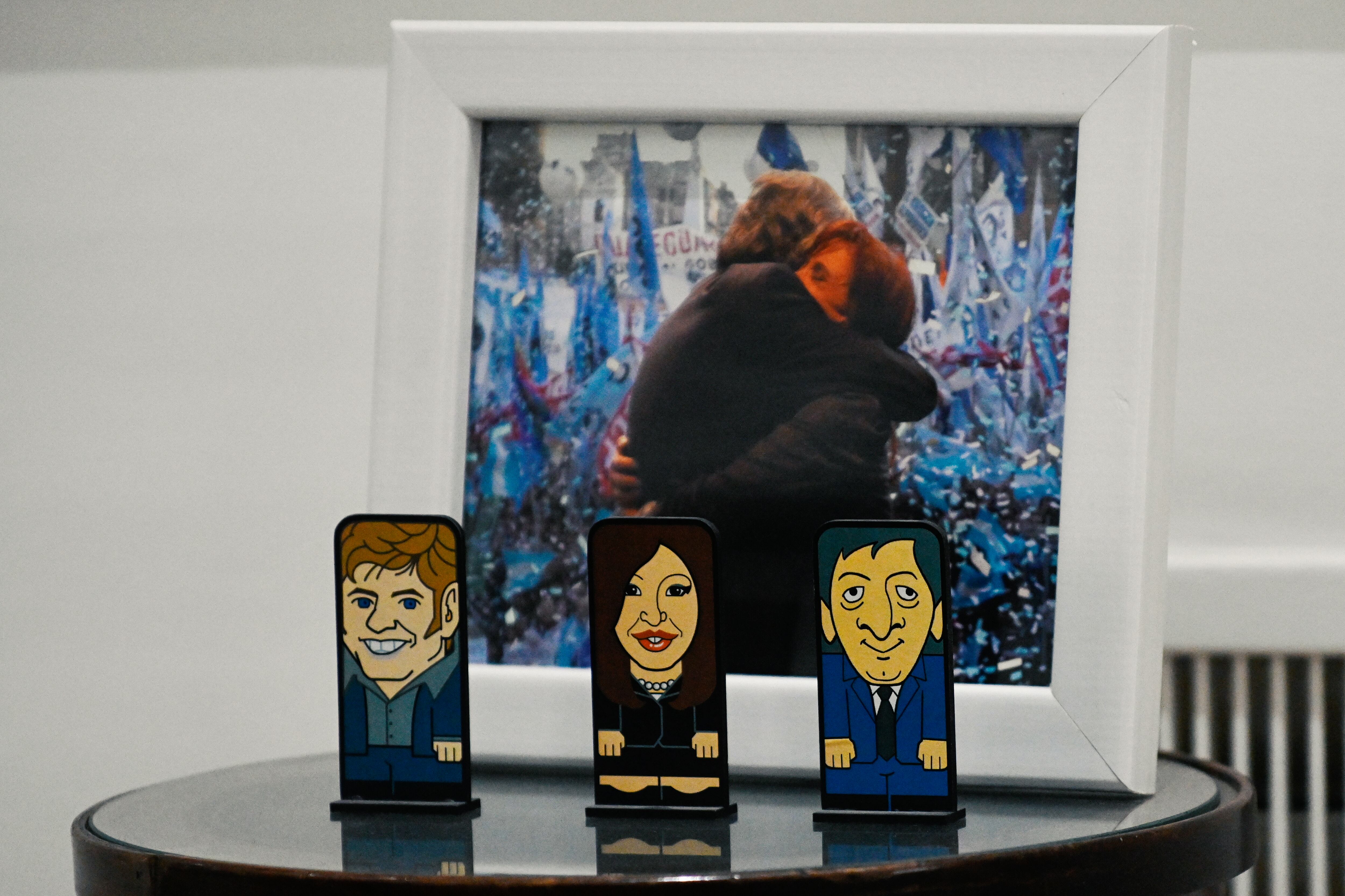 Figuras con la imagen de Néstor y Cristina Kirchner junto con Alex Kicillof en su despacho.  