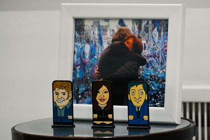 Figuras con la imagen de Néstor y Cristina Kirchner junto con Axel Kicillof en su despacho.  