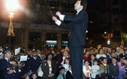 Un momento de la interprepación de <i>L'Himne de la Festa, </i>a primeras horas de la noche de ayer en Alcoy.