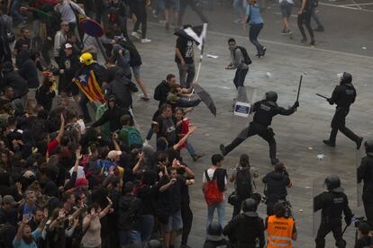 Tras conocerse la sentencia del 'procés' parte del independentismo se movilizó en torno al aeropuerto de El Prat, donde se produjeron cortes de los accesos, hubo cargas de los Mossos y fueron cancelados más de un centenar de vuelos, el 14 de octubre de 2019.