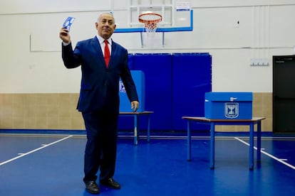 El primer ministro Benjamin Netanyahu momentos previos a depositar su voto en un colegio electoral en Jerusalén. 