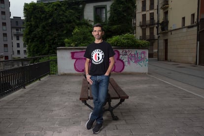 El escritor Ricardo Gómez posa en Ordizia, Gipuzkoa, el 4 de julio de 2025.
