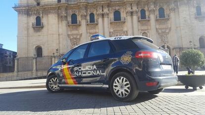 Un vehículo de la Policía Nacional, en Jaén.
