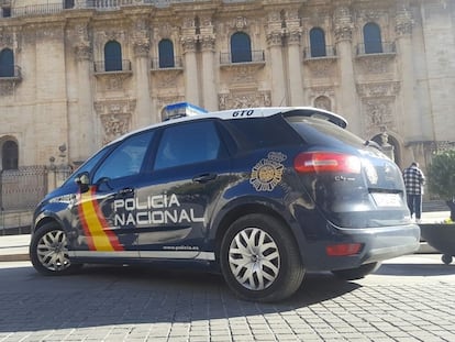 Un vehículo de la Policía Nacional, en Jaén.