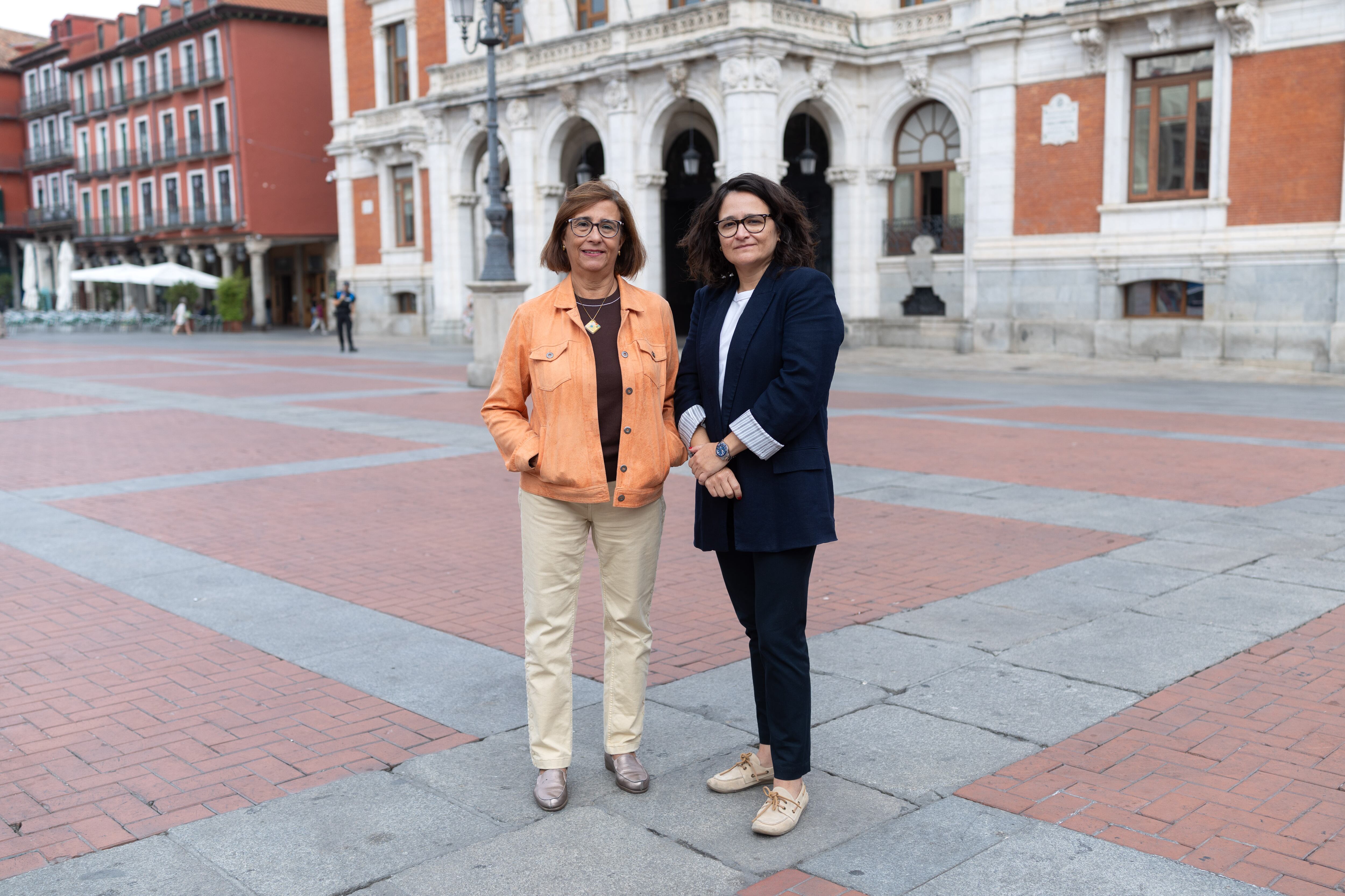 Rocío López, jurista con experiencia en el Instituto de la Mujer, y Dunia Etura, directora de la cátedra de estudios de género de la UVA, en la Plaza Mayor de Valladolid, el 29 de septiembre de 2026.