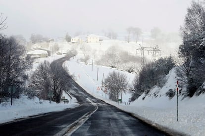 Vista de la carretera LU-633 nevada a su paso por Pedrafita (Lugo), este sábado.