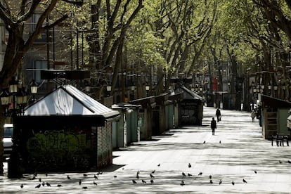 Vista de la Rambla de Barcelona, que permanece casi vacía, al mediodía de este domingo.