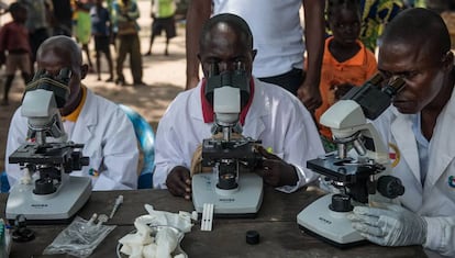 Un equipo de detección de enfermedades realiza una prueba de anticuerpos positivos extraída de los dedos de una niña en Mbanzakataba un pueblo de República Democrática del Congo donde varios vecinos se vieron afectados por la enfermedad de Konzo, una patología que paraliza e inflige síntomas similares a la poliomielitis en aquellos que comen yuca insuficientemente procesada. Estos equipos pasan una vez al año.