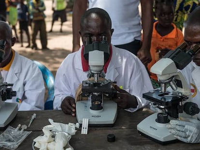 Un equipo de detección de enfermedades realiza una prueba de anticuerpos positivos extraída de los dedos de una niña en Mbanzakataba un pueblo de República Democrática del Congo donde varios vecinos se vieron afectados por la enfermedad de Konzo, una patología que paraliza e inflige síntomas similares a la poliomielitis en aquellos que comen yuca insuficientemente procesada. Estos equipos pasan una vez al año.