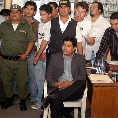El auditor de Repsol YPF Saúl Encinas Miranda (sentado), tras ser puesto en libertad.