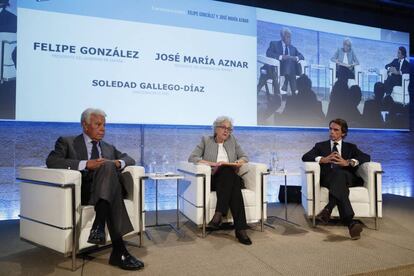 Felipe González, Soledad Gallego-Díaz y José María Aznar, en el debate sobre la Constitución, este jueves en Madrid.