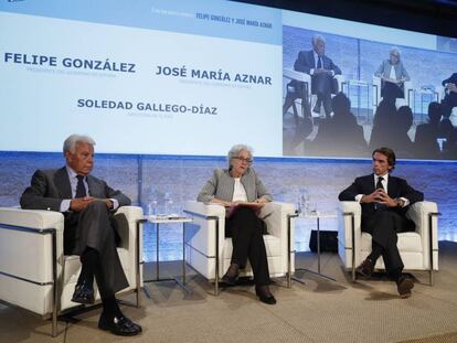 Felipe González, Soledad Gallego-Díaz y José María Aznar, en el debate sobre la Constitución, este jueves en Madrid.