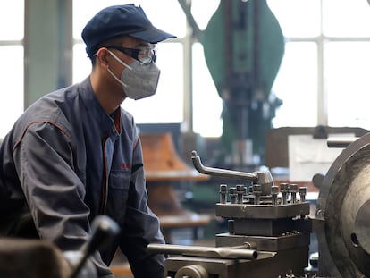 Un trabajador en una fábrica china