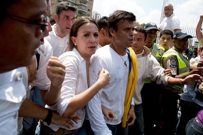 Machado acompaña a Leopoldo López antes de que se entregue a la guardia nacional, en febrero de 2014.