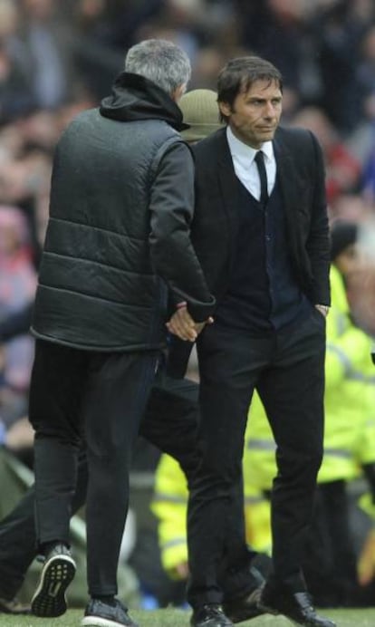 Mourinho y Conte se saludan tras el partido.