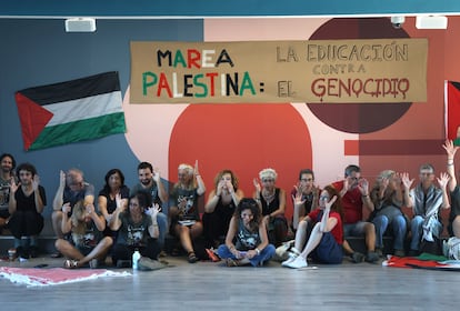 Asamblea de docentes durante el encierro mantenido en el Círculo de Bellas Artes, el 3 de septiembre.