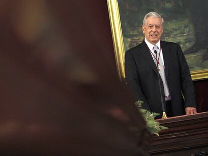El escritor Mario Vargas Llosa durante el acto en que se le designó hijo adoptivo de Madrid.