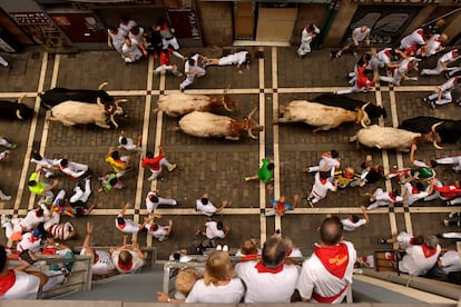 Los toros de la ganadería Victoriano del Río a su paso por la calle Estafeta, este martes durante el tercer encierro de San Fermín. 