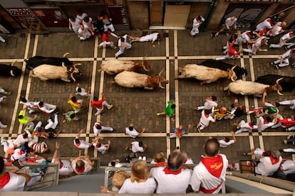 Bulls from the Victoriano del Río ranch pass through Estafeta Street, this Tuesday during the third running of the bulls of San Fermín. 