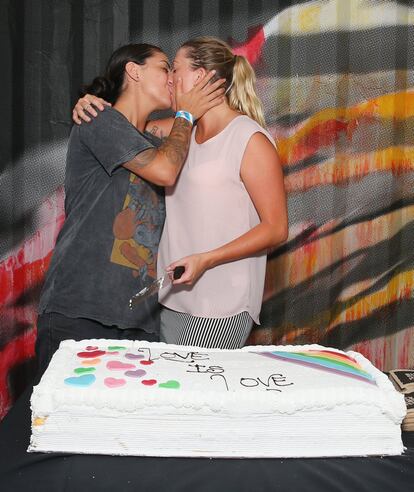 Mel Ramirez y Stacey Sorenson, con cuatro año juntas, cortan este martes el pastel de bodas que forma parte de los festejos en el Festival de Sídney para conmemorar el primer día legal del matrimonio homosexual.