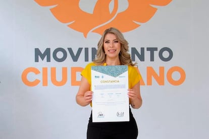 Cecilia Ruvalcaba sostiene su acta de registro de candidata a presidenta municipal por el partido Movimiento Ciudadano, en 2024.
